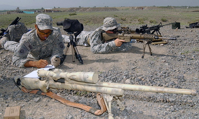 Снайперская пара американской армии в ходе тестирования опытной винтовки
 XM110. На переднем плане винтовка первого номера с ручной перезарядкой