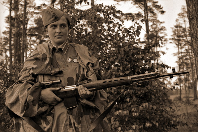 Пожалуй, самый известный стрелок, предпочитавший снайперский вариант 
самозарядной винтовки Токарева, — младший лейтенант Людмила Павличенко 
со своей СВТ-40