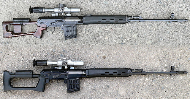 «Классическая» снайперская винтовка Драгунова в разном исполнении: 
вверху с деревянным прикладом, внизу с пластиковым. В обоих случаях 
цевье изготовлено из пластика (на ранних образцах было деревянным)