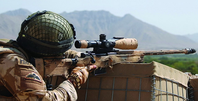 Британский снайпер с винтовкой Accuracy International в 
Афганистане