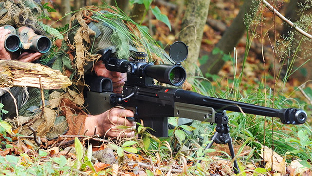 Снайперская пара с крупнокалиберной винтовкой AW50 под патрон .50BMG