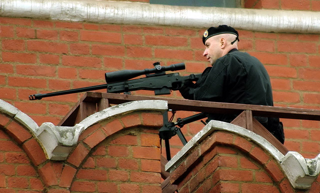 Снайпер Федеральной службы охраны Российской Федерации с винтовкой Accuracy International