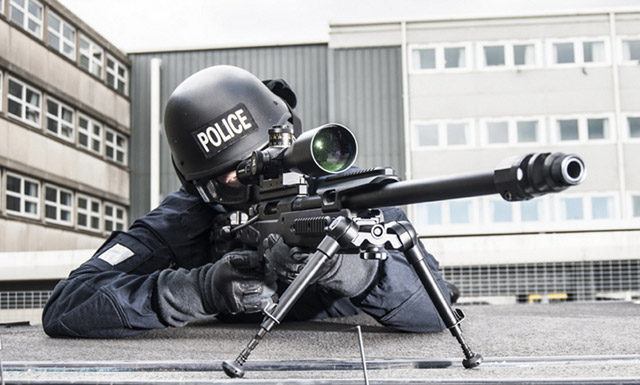 Полицейский снайпер с крупнокалиберной винтовкой Accuracy International AX 50 под патрон .50BMG