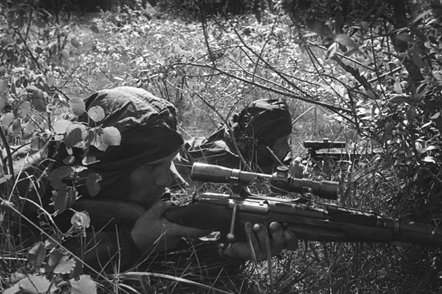 Советские снайперы с винтовками, оснащёнными прицелами ПУ и ПЕ