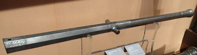 Испанская малокалиберная пушка-«sacabuche» 1557 года, фактически — 
тяжёлая гаковница. Ствол ковано-сварной, длиной 1,393 м, калибр 35 мм