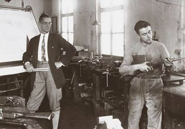 Разработчик MP38 и MG34 Генрих Фольмер в своей мастерской