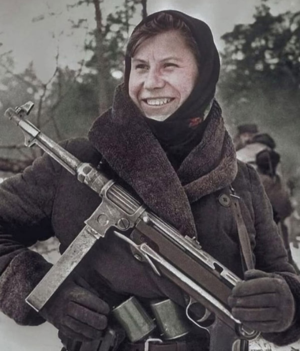 Белорусская партизанка Настя с трофейным MP38, 1943 г.