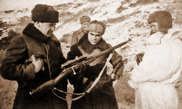 Пожалуй, одна из самых знаменитых «трёхлинеек»: командарм Чуйков 
рассматривает винтовку снайпера Зайцева. Сталинград, зима 1942-1943 гг.