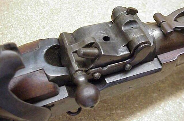 Затвор винтовки Milbank-Amsler M1842/59/67 в открытом (вверху) и закрытом (внизу) положениях