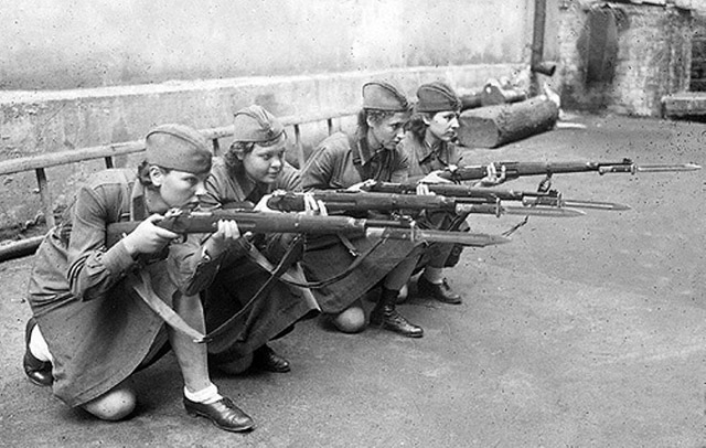 Женщины во время обучения стрельбе из винтовки Мосина. Винтовка оснащена штык-ножом. 1941 г., Москва
