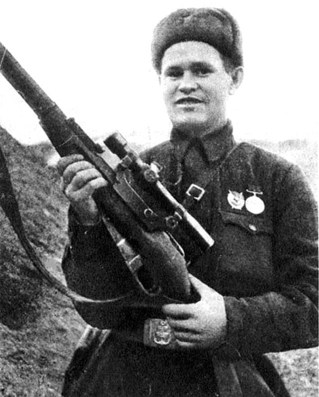 Василий Зайцев в Сталинграде, октябрь 1942 г. Винтовка оснащена оптическим прицелом ПЕ