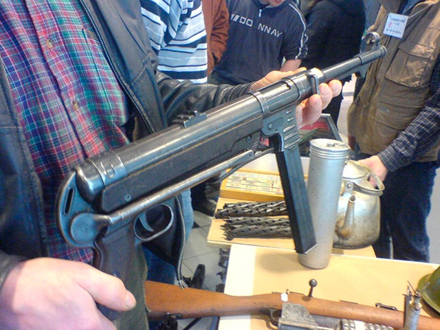 MP-40, известнейший немецкий пистолет-пулемёт времён Второй Мировой. Всего их было выпущено более миллиона
