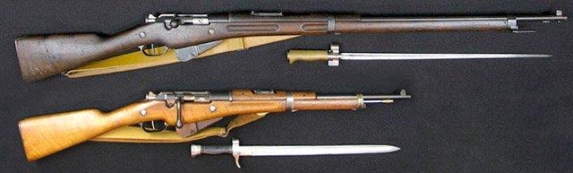 Винтовка Fusil d'Infanterie Mle 1907/15 M16 (сверху) и карабин Mousqueton d'artillerie Mle 1892 M 16 (снизу)