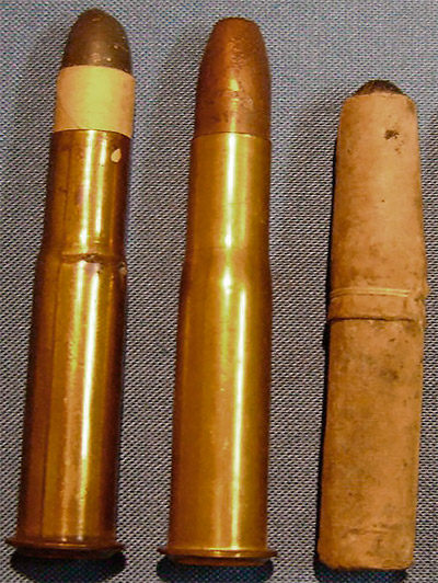 Слева-направо: Металлические патроны Гра (до и после 1879 года) и бумажный патрон Шасспо